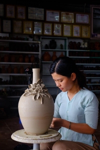 Nữ thợ giỏi của làng gốm Thanh Hà